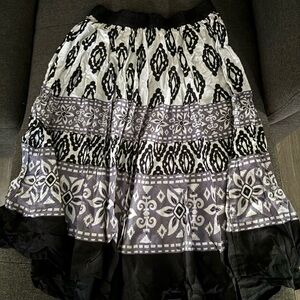 Women’s Black & White Patterned Tiered Skirt